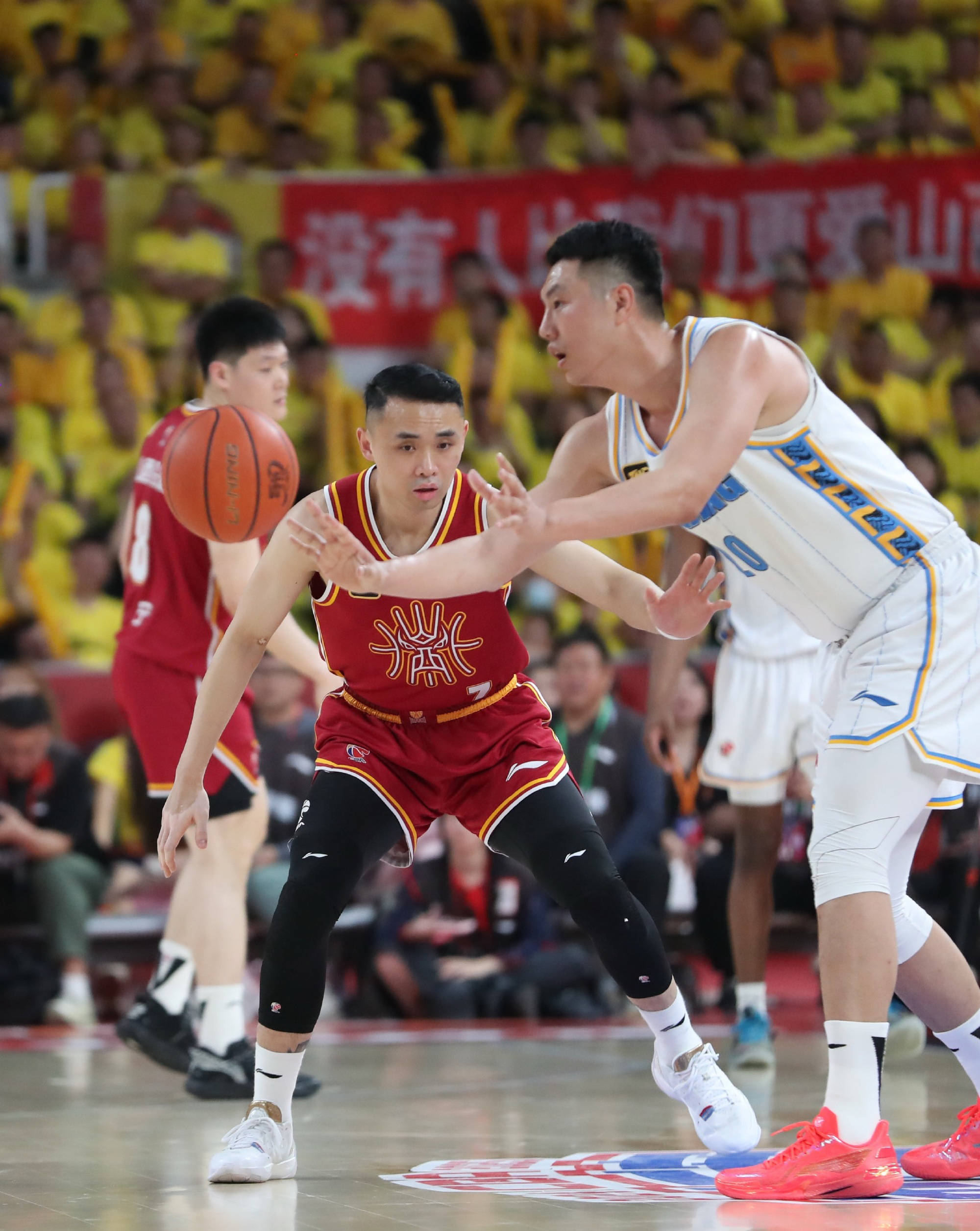 包含冲刺阶段NBA常规赛焦点战，成都蓉城篮板制胜，气氛紧张，资深球员宣示担当的词条多米体育官方网址